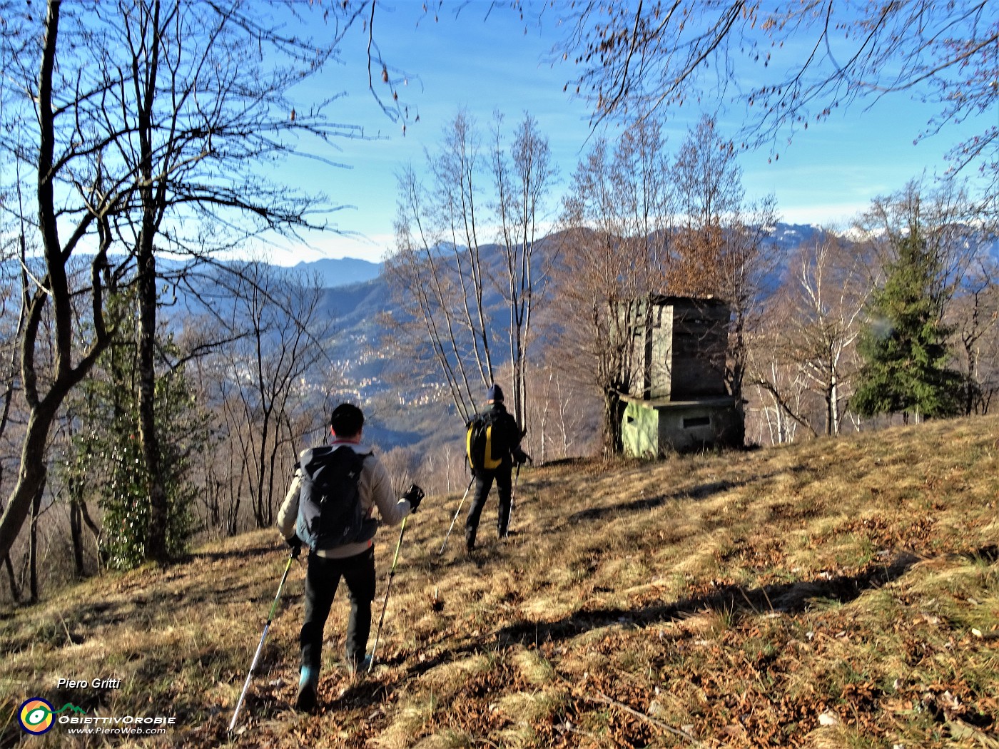 86 Discendiamo a vista sui pratoni superando un capanno di caccia.JPG